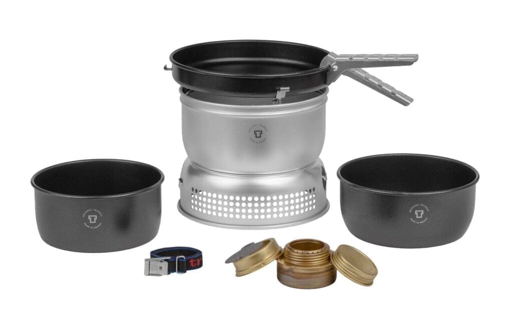 Trangiakök 25-5 UL från Trangia. is our larger stove, perfect for 3-4 people. Alla våra kök i serie 25 innehåller två kittlar i storlek 1.75 och 1.5 liter, en stekpanna, ett vindskydd (övre och nedre del), brännare, handtag och rem.